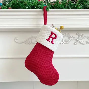 Вязаные рождественские носки с буквами Легко подвешиваются с помощью удобного орнамента на перевязи, подходящего для конфет, шоколадных конфет и игрушек.
