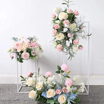 Розово-желтый ряд искусственных роз, макет свадебной сцены, реквизит, газон, свадебные украшения, цветы на столе