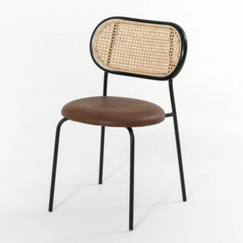 Скандинавское кресло из ротанга роскошно и просто. Домашний ротанговый стул ручной работы с мягкой металлической спинкой и мягкой кожей.